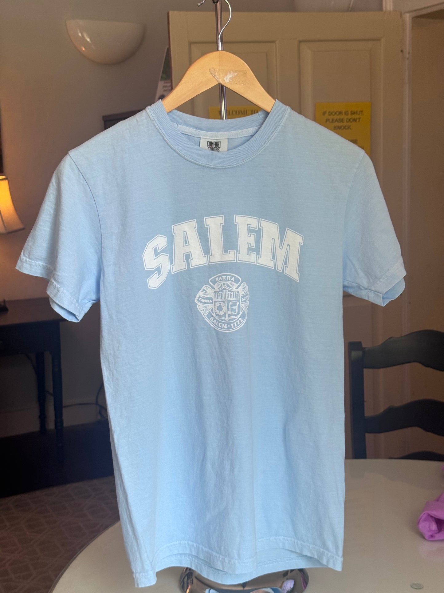 T-shirt: Comfort Colors Neon Violet, Salem Seal